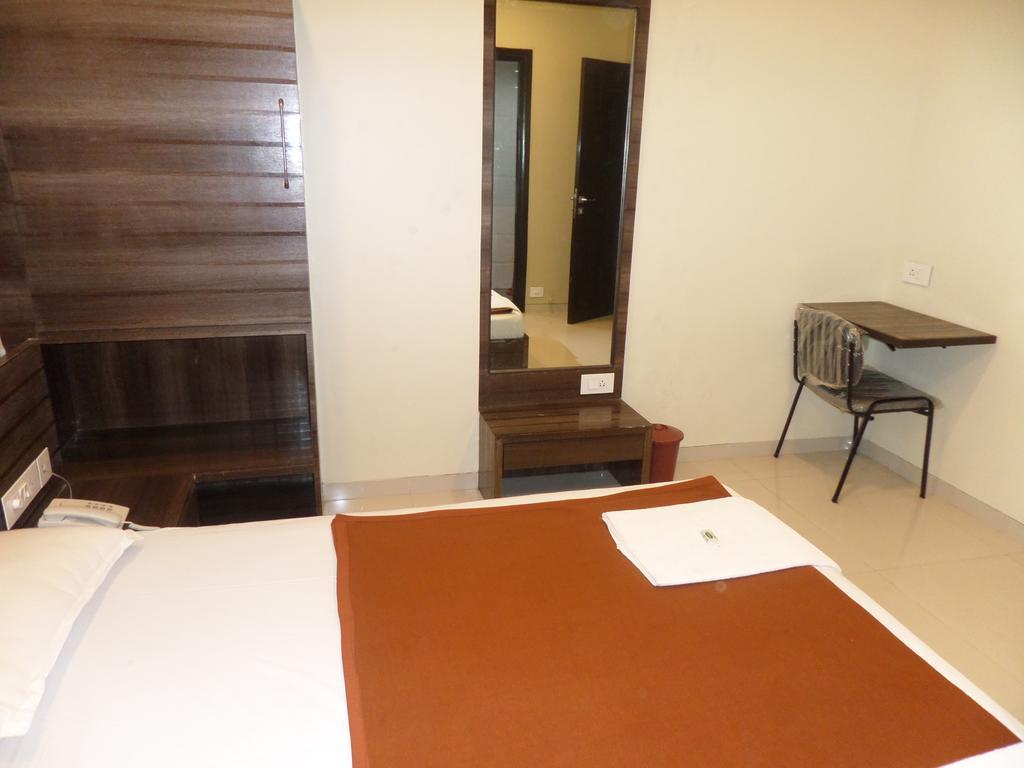 Sai Heera Residency Hotel Shirdi Værelse billede